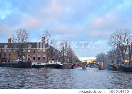 從阿姆斯特爾河看阿姆斯特丹艾爾米塔甚博物館分館 106914830