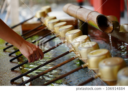 hands washing hands 106914884
