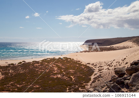 View to the south over the bay Risco del Paso on Fuerteventura 106915144
