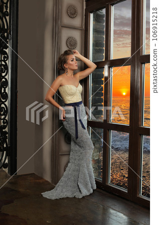 Perfect gorgeous model woman posing in vintage luxurious hotel room, vogue beauty portrait 106915218