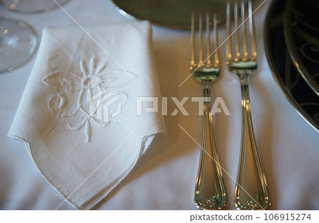 叉子和餐巾在桌子上 106915274
