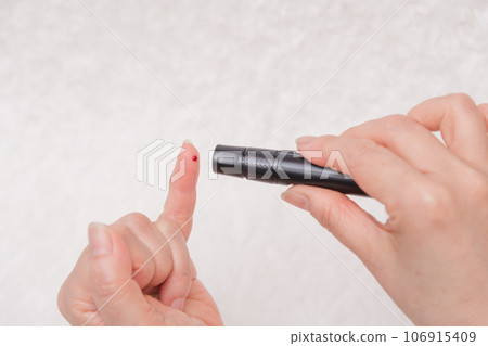 [Diabetes blood sugar level measurement blood and needle] 106915409
