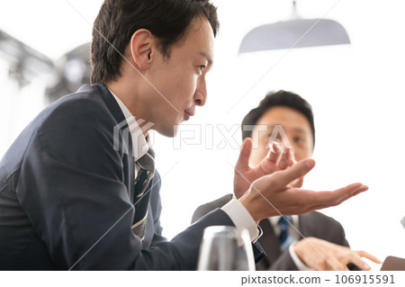 Businessman conversation meeting 106915591