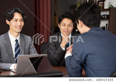 Businessman conversation meeting 106915593