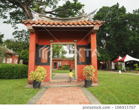 The grounds of the Tainan Confucius Temple and a stroll with young children 106915707