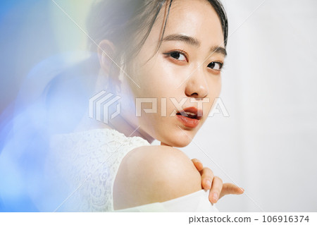 Young lady's portrait 106916374