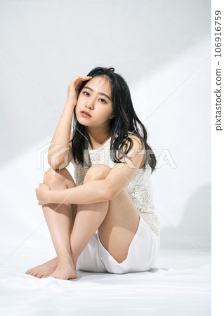 Young lady's portrait 106916759