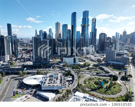 陽光明媚的日子，澳大利亞維多利亞州墨爾本的摩天大樓和道路的鳥瞰圖 106918585