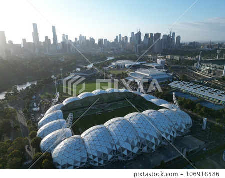 陽光明媚的日子，澳大利亞墨爾本的體育設施和城市景觀 106918586