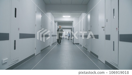 Multiracial medical staff walk clinic corridor Multiracial medical staff walk clinic corridor 106919018