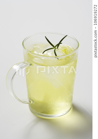 iced rosemary tea 106919272
