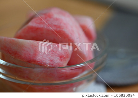 Delicious fresh cut peaches Delicious fresh cut peaches 106920084