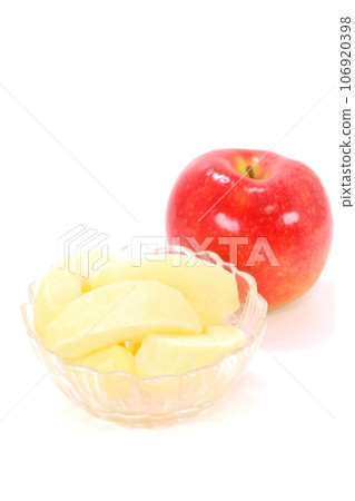 紅蘋果 Jonagold 去皮切甜點明亮的背景 106920398
