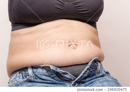 [Overweight housewife who can't close the buttons of her jeans] 106920475