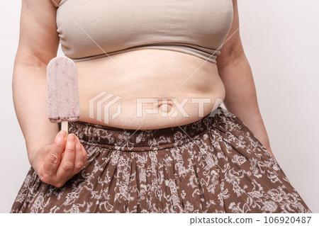 [Debeso ice cream with housewife picking belly meat] 106920487