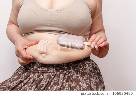 [Debeso with a housewife who picks belly meat] 106920490