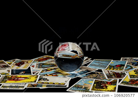 用水晶球和塔羅牌算命的形象 用水晶球和塔羅牌算命的形象 106920577