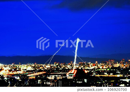 Night view of Osaka Airport: Light trails of planes taking off and landing 106920700