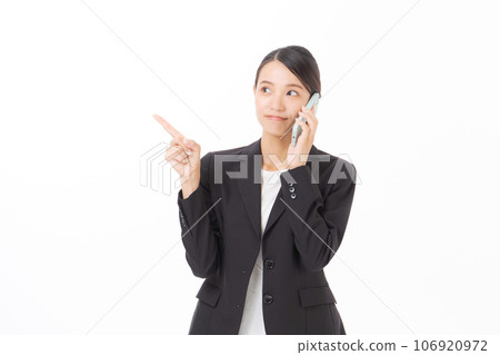 有一套衣服的一名婦女與智能手機 106920972