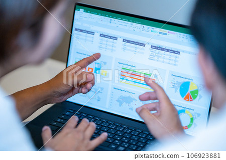 Market research, overseas market, trade area analysis, marketing research, world map, 2 people 106923881