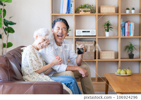 放鬆在客廳的資深夫婦 放鬆在客廳的資深夫婦 106924296