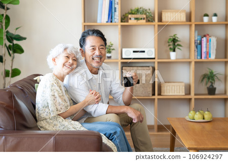 放鬆在客廳的資深夫婦 放鬆在客廳的資深夫婦 106924297