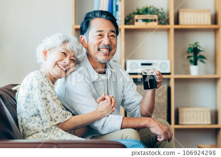 放鬆在客廳的資深夫婦 106924298