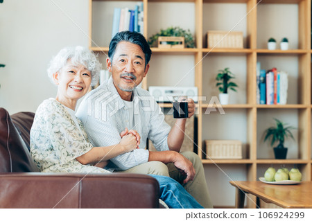 放鬆在客廳的資深夫婦 106924299