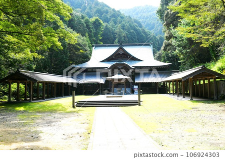 [Saijo City, Shikoku 88 Temple Pilgrimage, Iyo, 64th Temple “Maejinji” Main Hall] 106924303