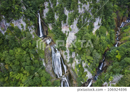 Aerial view of Hagoromo Falls in Tenninkyo, Hokkaido 106924896