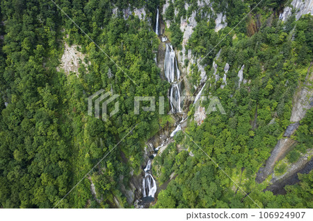 Aerial view of Hagoromo Falls in Tenninkyo, Hokkaido 106924907