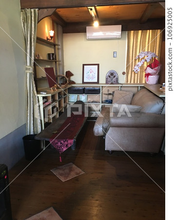 Antique sofa Antique sofa 106925005