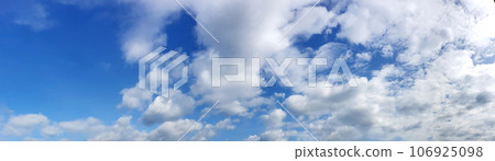 Panoramic sky on a sunny day. 106925098