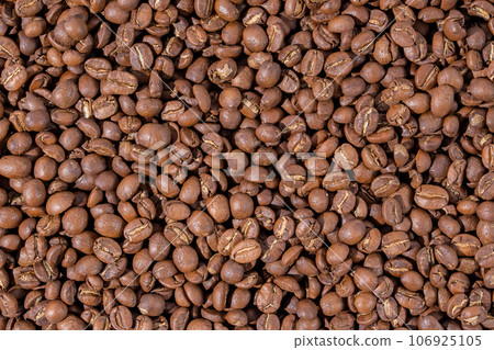 Roasted coffee beans top view wallpaper background. 106925105