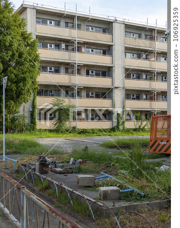Scenery of an abandoned housing complex 106925359