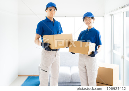 Image of moving company_Men and women staff 106925412
