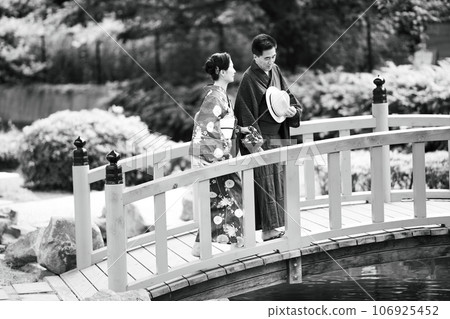 Senior couple traveling in kimono Senior couple traveling in kimono 106925452