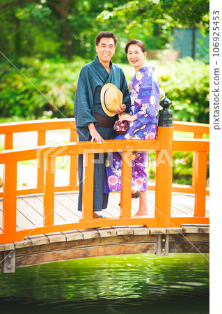 Senior couple traveling in kimono Senior couple traveling in kimono 106925453