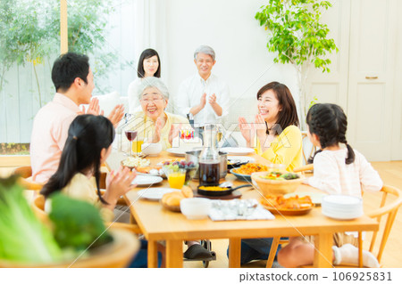4代家庭家庭聚會場景 4代家庭家庭聚會場景 106925831