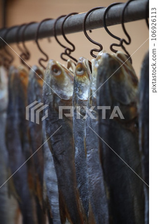 鹽乾魚(火腿)在香港西部的德助道出售。它類似於草屋,味道鮮美。以前很便宜,但現在很貴 鹽乾魚(火腿)在香港西部的德助道出售。它類似於草屋,味道鮮美。以前很便宜,但現在很貴 106926113