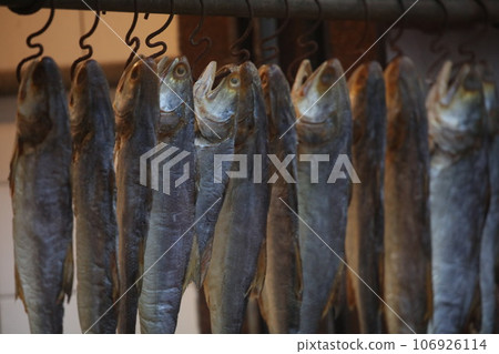 鹽乾魚(火腿)在香港西部的德助道出售。它類似於草屋,味道鮮美。以前很便宜,但現在很貴 鹽乾魚(火腿)在香港西部的德助道出售。它類似於草屋,味道鮮美。以前很便宜,但現在很貴 106926114