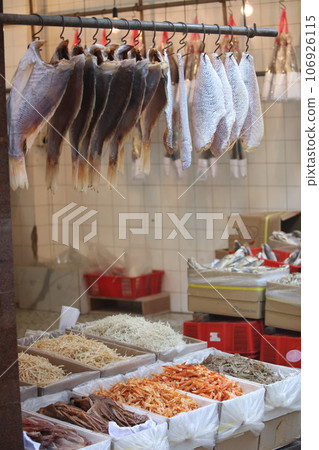 鹽乾魚(火腿)在香港西部的德助道出售。它類似於草屋,味道鮮美。以前很便宜,但現在很貴 鹽乾魚(火腿)在香港西部的德助道出售。它類似於草屋,味道鮮美。以前很便宜,但現在很貴 106926115