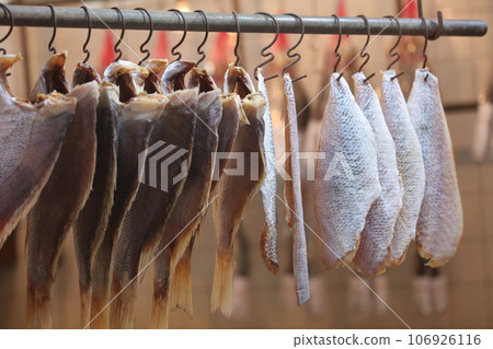 鹽乾魚(火腿)在香港西部的德助道出售。它類似於草屋,味道鮮美。以前很便宜,但現在很貴 鹽乾魚(火腿)在香港西部的德助道出售。它類似於草屋,味道鮮美。以前很便宜,但現在很貴 106926116