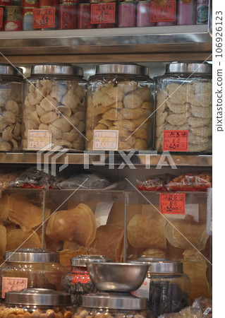 燕窩,香港西德助一家高端乾貨店出售的優質食品 燕窩,香港西德助一家高端乾貨店出售的優質食品 106926123