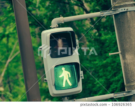 Pedestrian crossing traffic light 106926365