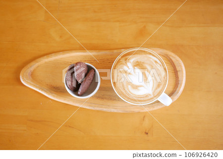 a cup of late coffee with flower shape design on top at cafe a cup of late coffee with flower shape design on top at cafe 106926420