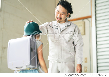 父親和女兒在一家小工廠 106926657