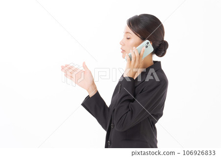 A woman in a suit to make a phone call 106926833