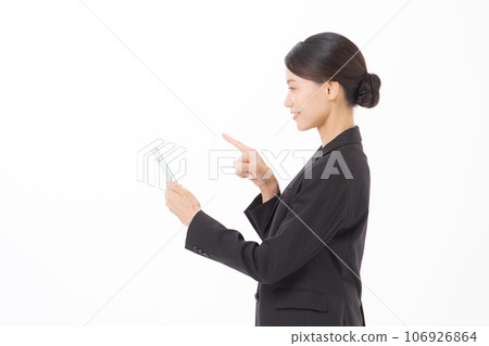 穿著西裝的女人看著智能手機的個人資料 106926864