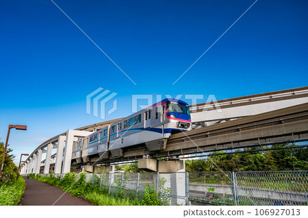 Monorail heading towards Banpaku Kinen Koen Station Monorail heading towards Banpaku Kinen Koen Station 106927013